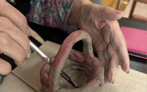 Memorie degli anziani scolpite nell’argilla