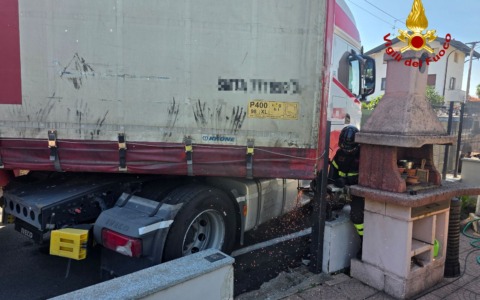 Un autoarticolato bloccato tra le recinzioni: intervento dei Vigili del Fuoco