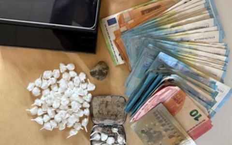 Arrestato un uomo con oltre 80 dosi di cocaina a Castiglione Olona