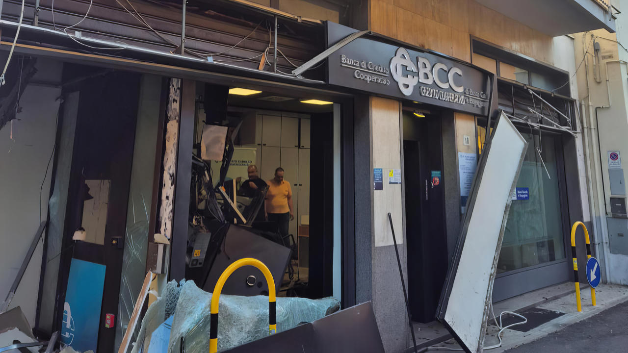 Esplosione a Samarate, bancomat della Bcc distrutto
