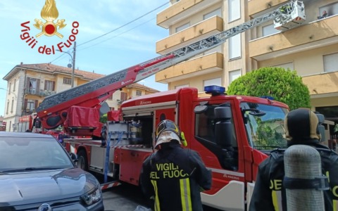 Fiamme in via Petrarca, evacuata una persona disabile