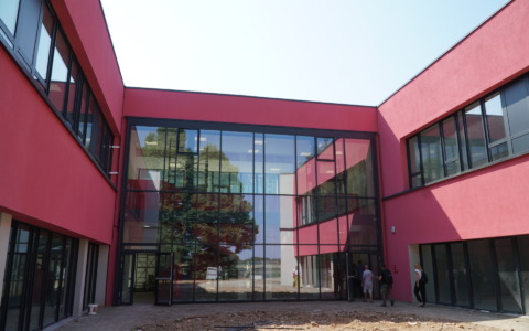 Fiamme nel cantiere della scuola Rodari a Saronno