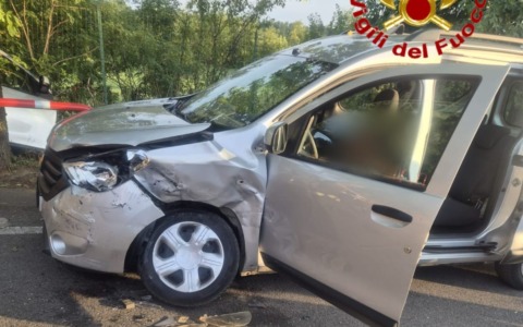 Grave incidente a Malnate: donna estratta dall’auto con cesoie