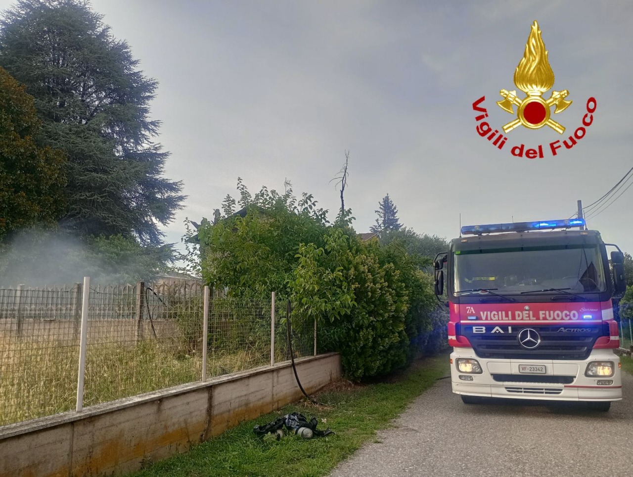 Incendio in giardino a Cislago, intervento dei pompieri