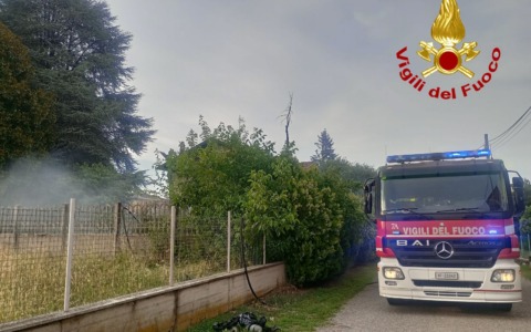 Incendio in giardino a Cislago, intervento dei pompieri