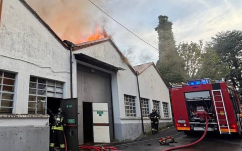 Intervento dei vigili del fuoco per un incendio in un capannone