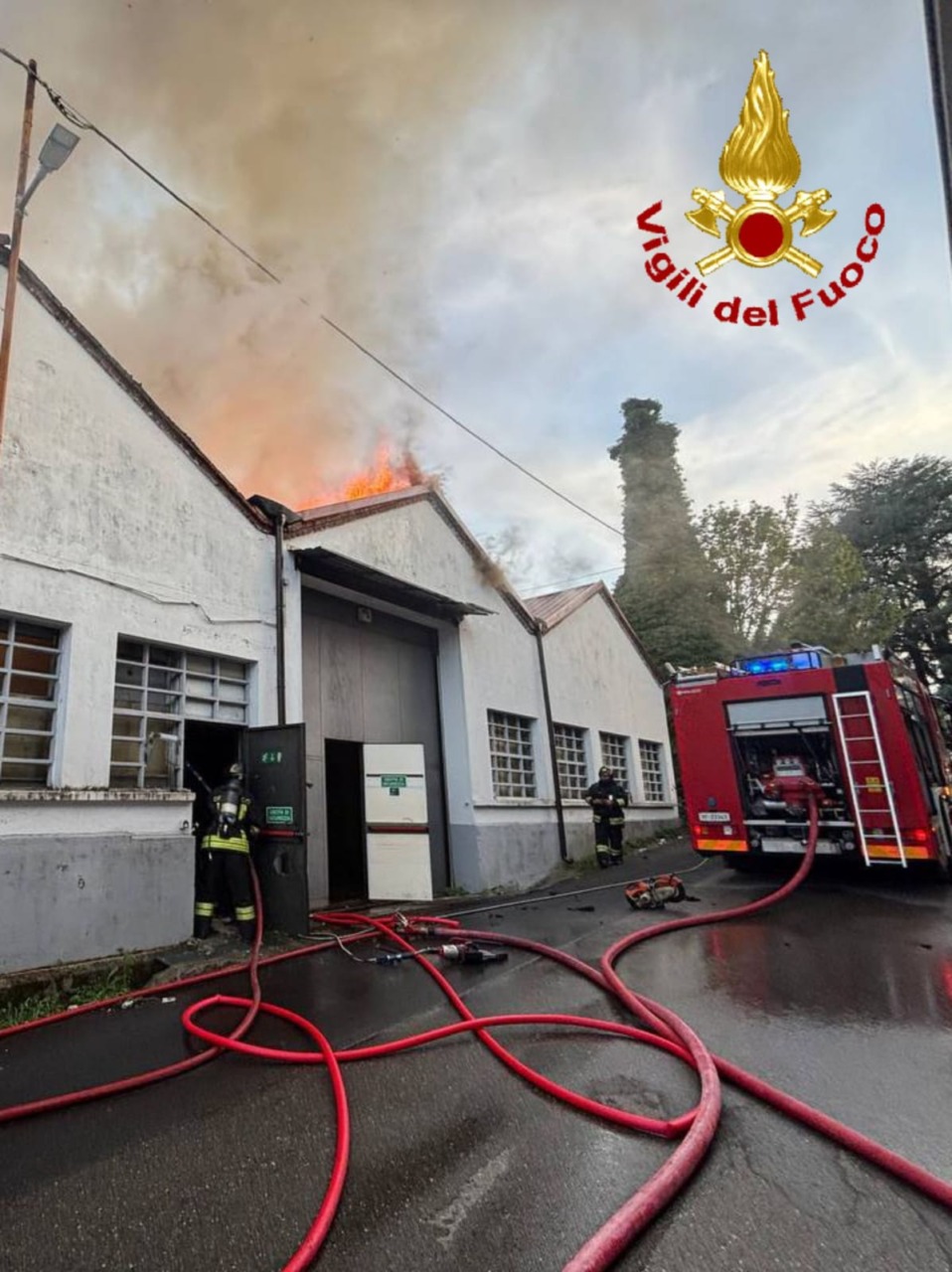 Intervento dei vigili del fuoco per un incendio in un capannone