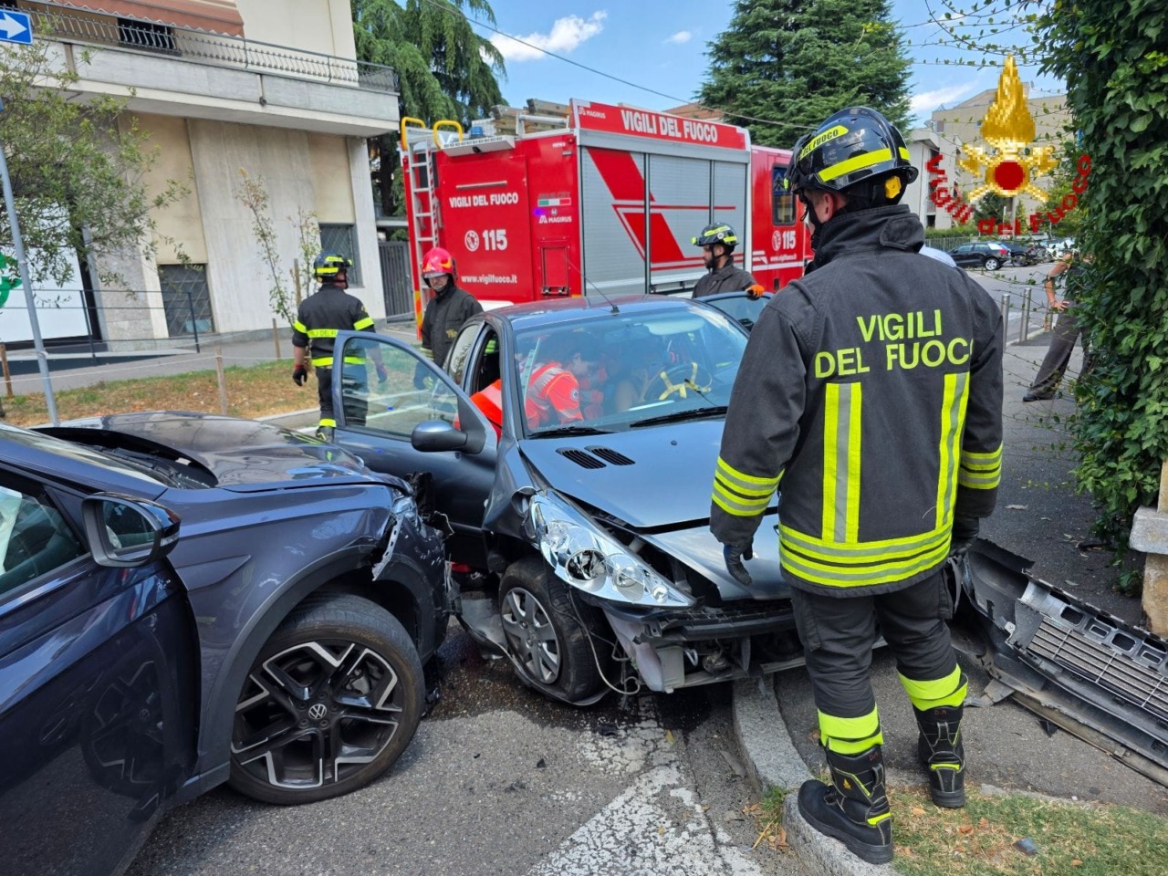 Scontro frontale tra due veicoli a Cassano Magnago