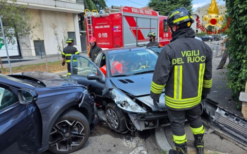 Scontro frontale tra due veicoli a Cassano Magnago