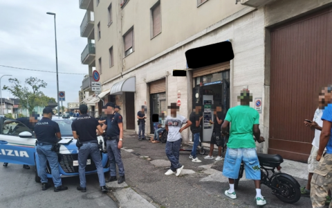 Controlli di sicurezza a Gallarate: identificati 59 individui dalla Polizia di Stato