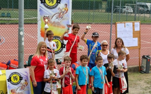Varese van Vlaanderen Kids: giovani ciclisti in gara a Orino
