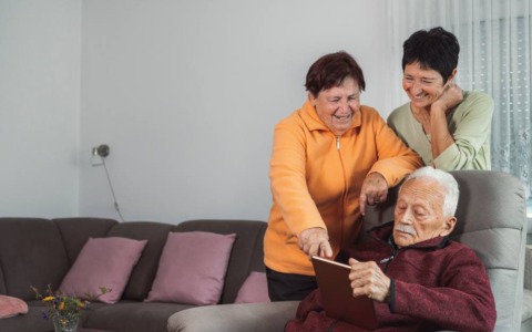 Famiglia e badante: come organizzare l’assistenza a un anziano a Varese